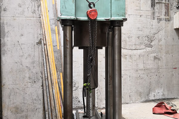 Chain block is used for equipment maintenance