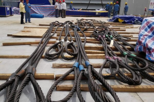 Hoisting operation of wire rope rigging