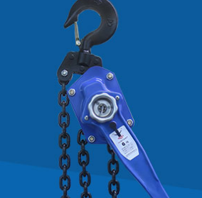 How to control the lifting operation with a chain hoist